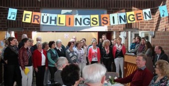 Foto: Chor St. Agatha[/caption]

Pünktlich zum Frühlingsanfang baten die Sänger und Sängerinnen des Kirchenchors St. Agatha unter der Leitung von Elmar Sauer zum zweiten Mal ins Pfarr-Jugendheim in Mersch-Pattern. Mit dem Kanon 