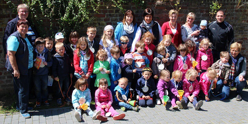 Foto: Kita St. Michael, Kirchberg[/caption]

Etwa 40 Kinder mit Begleitern fanden den Weg zum Kindergarten. „Das Angebot ist wirklich sehr gut angenommen worden“, freute sich die Initiatorin des Festes, Erzieherin Martina Maas. Besonders von den Vätern beteiligten sich viele an dem gemeinsamen Sportnachmittag. „Ich bin froh, auch einmal an einer Veranstaltung im Kindergarten teilnehmen zu können“, so ein Vater, „sonst ist man ja leider im Alltag beruflich zu sehr eingespannt“. Neben den Eltern hatten auch viele Großeltern sichtlich Spaß daran, mit ihren Enkeln die verschiedenen Hindernisse zu überwinden.

Nachdem die Kinder alle Stationen erfolgreich absolviert hatten, wurden ihnen von Frau Maas (Kindergarten Kirchberg) und Herrn Sippel (SV Jülich-Selgersdorf) feierlich die Urkunden zum bestandenen KIBAZ Abzeichen überreicht. KIBAZ ist das Kinderbewegungsabzeichen des Landes NRW. Voller Stolz präsentierten die Kinder ihre Urkunden und Medaillen ihren Familien.

Seit letztem Jahr darf sich der Kindergarten in Kirchberg „Bewegungskindergarten“ nennen - er ist als solcher ausgezeichnet. Ziel ist es, neben sportlichen Aktivitäten den Kindern in den Gruppen auch im täglichen Ablauf die Möglichkeit zu geben, sich zu bewegen.

„So können sie ihren Bewegungsdrang besser ausleben“, erklären die Erzieherinnen des Kindergartens St. Michael. Groß und Klein sind sich einig: Es war ein tolles und gelungenes Fest!

Laura Ruhrig
</p srcset=