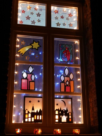 Foto: E. Brockes[/caption]

Die Idee des Kultur- und Verkehrsvereins Barmen, einen Adventskalender in Fensterform mit vielen beteiligten Familien zu gestalten, ist sehr gut angenommen worden. Wie ein roter Faden zog sich diese Aktion durch die vorweihnachtliche Zeit unserer beiden Dörfer Barmen und Merzenhausen und lud zum Verweilen ein. 23 Fenster wurden liebevoll durch die betreffenden Gastgeber adventlich geschmückt und jeweils um 18 Uhr offiziell geöffnet. Die interessierten Besucher trafen sich dort in lockerer Runde, um bei heißen Getränken und süßen Leckereien, bei Kerzenschein oder am offenen Feuer miteinander ins Gespräch zu kommen. Die individuelle Gestaltung umfasste auch adventliche Gedichte, gemeinsames Singen mit und ohne Blasmusik, Lieder des Kirchenchores. Auch der Gemeinderat beteiligte sich an der Aktion und gestaltete ein Fenster des Gemeindezentrums mit farbenfrohen Transparentbildern. Den Abschluss bildete am 24. Dezember unsere Kirche St. Martinus, die zum Heiligen Abend ihre Kirchentür weit öffnete, um gemeinsam Gottesdienst zu feiern und sich über die Geburt Jesu, unseres Herrn, zu freuen. Der Kultur- und Verkehrsverein dankt nochmals allen Teilnehmern recht herzlich für ihre Bereitschaft, diese Aktion unterstützt zu haben. Natürlich hoffen wir auch in der kommenden Adventszeit auf die Mithilfe unserer Bürger, so dass sich dieses Adventsprojekt in unserer Gemeinde zu einer schönen Tradition entwickeln kann.

Joachim Hecker, Kultur u. Verkehrsverein Barmen
</p srcset=