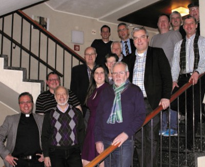 Der KV 2016, Foto: D. Stettner[/caption]

Der Kirchenvorstand hat die Aufgabe, das Vermögen der Pfarre zu verwalten. Er muss somit für die Erhaltung, die Pflege und die vorschriftsmäßige Verwendung des Vermögens sorgen. Hierbei hat er die kirchlichen Bestimmungen zu beachten. So gibt es beispielsweise bestimmte Gelder und Vermögenswerte, die ausschließlich für die Gotteshäuser verwendet werden dürfen. Dieses „Gotteshausvermögen“ wird als Fabrikfonds – fabrica ecclesiae – bezeichnet.

Auf Grund der Vielfalt der mit der Vermögensverwaltung verbundenen Aufgaben hat der Kirchenvorstand vier Fachausschüsse gebildet: den Finanzausschuss, den Liegenschaftsausschuss, den Bauausschuss und den Personalausschuss. In diesen Ausschüssen beraten jeweils 5 bis 8 Mitglieder des Kirchenvorstands die entsprechenden Themen und bereiten die Entscheidungen durch den Kirchenvorstand vor. Der Kirchenvorstand tagt etwa 6 Mal im Jahr. Vor den Kirchenvorstandssitzungen finden jeweils die Ausschusssitzungen statt.

An Hand einiger Beispiele kann man sich ein ganz gutes Bild von der konkreten Arbeit und der Themenvielfalt machen:


<ul srcset=