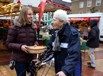 Foto: Silvia Jagodzinska[/caption]

Am Samstag vor dem Osterfest war eine kleine Schar von Engagierten am dem Marktplatz aktiv… trotz der nassen Jacken und der kalten Hände konnten viele Menschen in Jülich über die Entwicklungen im Jugendkirchen-Projekt informiert werden.

Herzlichen Dank an alle, die die Marktaktion unterstützt haben, vor allem an die Jugendlichen - das war wirklich ein echter Einsatz der Aktiven am Samstag bei diesem schlechten Wetter.

Das Jugendkirchen-Projekt der Pfarrei Heilig Geist hat ein Menge Menschen erreicht und wird auch weiter 